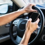 Полиция Дубая всерьез намерена ужесточить штрафы за использование мобильного телефона при вождении авто