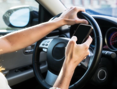 Полиция Дубая всерьез намерена ужесточить штрафы за использование мобильного телефона при вождении авто